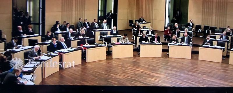 Der Bundesrat macht den Weg frei für die vom Bundesminister für Verkehr vorgeschlagene Liberalisierung zur Nutzung von Leichtkraftrollern und Leichtkrafträdern mit 125 Kubikzentimeter und max. 11 KW (15 PS) Leistung.