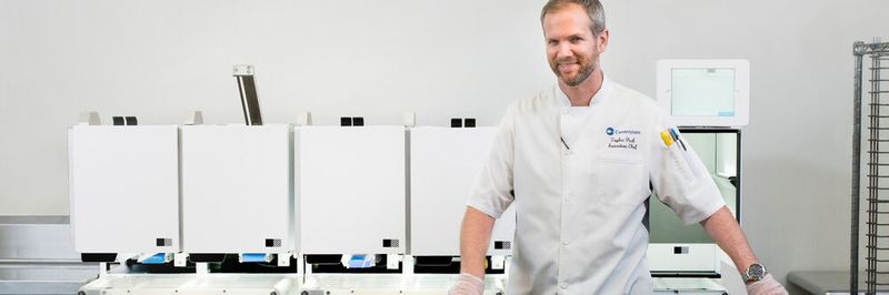 Taylor Park, CEO des US-Cateringunternehmens Centerplate, steht vor dem automatischen Pizza-Roboter von Picnic im T-Mobile Park, der Heimat der Seattle Mariners. Teilnehmer der CES 2020 können am Picnic-Stand die vom Roboter produzierte Pizza genießen.