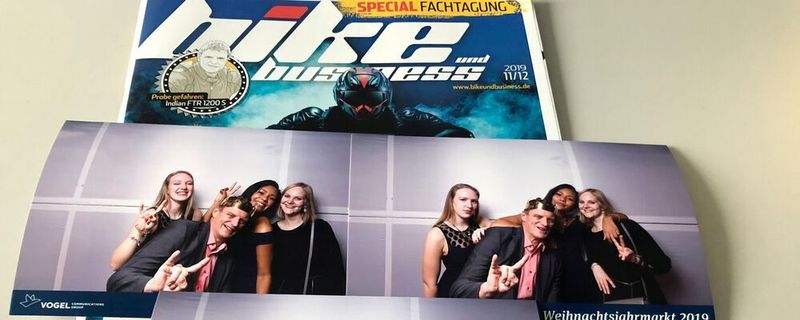 Das Team um »bike und business«-Chefredakteur Stephan Maderner mit den drei Eventmanagerinnen Anne Becker, Ursula „Uschi“ James und Carina Hoßfeld wünschen ein frohes Weihnachtsfest 2019 und allzeit gutes Drehmoment beim Start in die neue Motorradsaison 2020.
