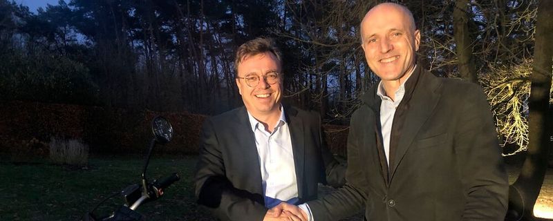 Bihr übernimmt IP Store: Christophe Piron (li.) und Bernard De Longueville besiegeln den Deal.