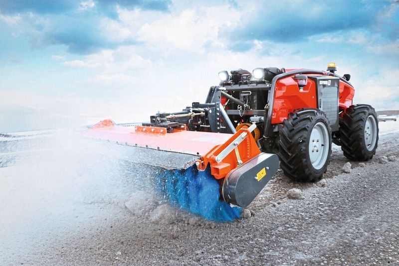Reform-Werke hat einen vollständig funkferngesteuerten Geräteträger (Metron P48 RC) entwickelt mit neuartigem Fahrkonzept. Hier im Einsatz als Kehrmaschine.
