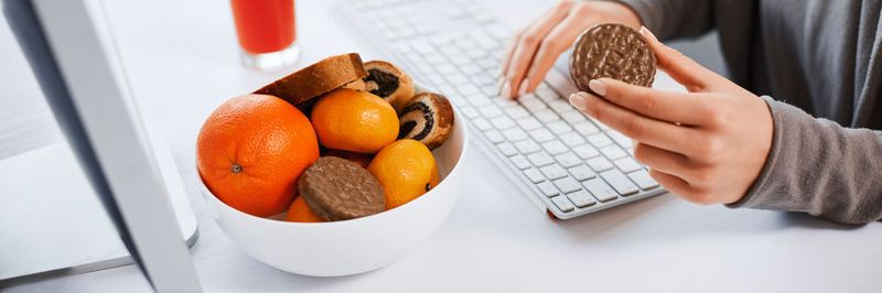 In vielen Unternehmen gibt es Obstkörbe oder Gratissnacks für alle Mitarbeiter.