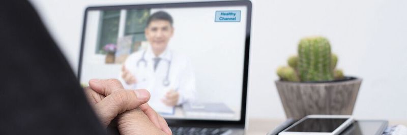 Viele Patienten würden gerne Online-Sprechstunden in Anspruch nehmen oder sich ein E-Rezept aussstellen lassen. Aber geht das in Deutschland schon?