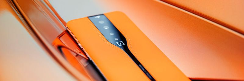 Über verschiedene Spannungszustände wird die Tönung der Kameraglasabdeckung des Oneplus Concept One verringert oder gesteigert.