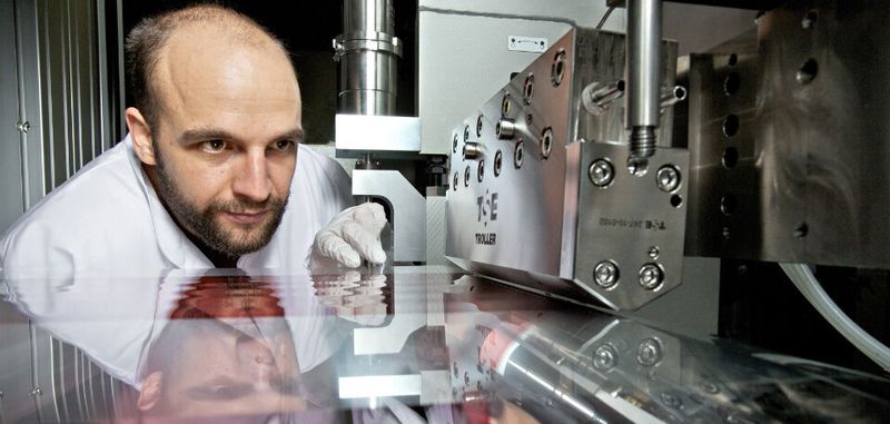 Blick in eine Rolle-zu-Rolle-Anlage, wie sie für die Produktion von Membranen für Brennstoffzellen zum Einsatz kommt.