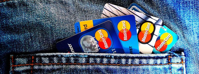 Für so manchen gilt die Zeit der Konto - und Kreditkarten bereits als angezählt. Micropayment per Handy ist hierzulande noch der letzte Schrei, in China geschieht erste Authentifizierung bereits mit biometrischhen Merkmalen. Doch machen die Kensysteme in den Banken das mit?