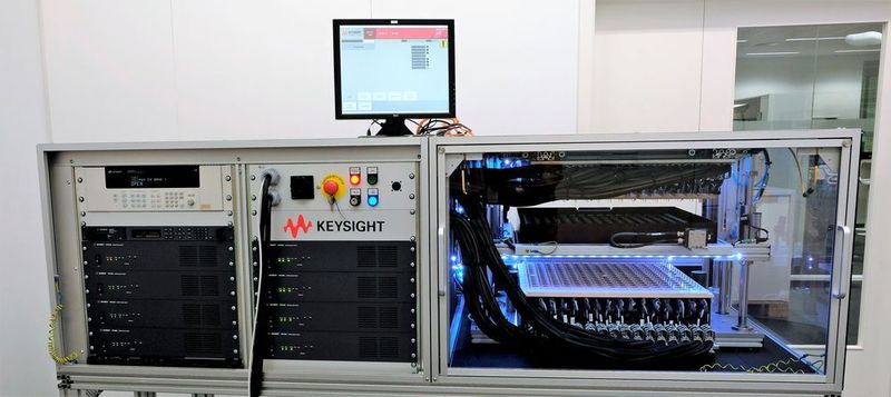 Der Self Discharge Analyzer mit acht 32-Kanal-Standard-Messsystemen kann aktuell bis zu 2,4 Millionen Batteriezellen im Jahr prüfen.
