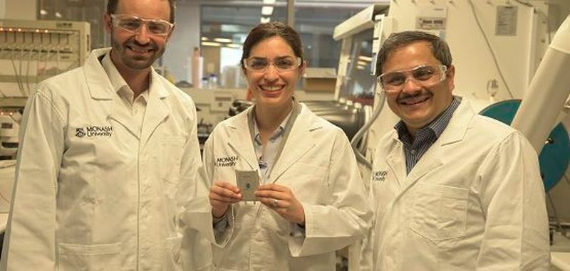 Associate Professor Matthew Hill, Dr. Mahdokht Shaibani und Professor Mainak Majumder mit einem Prototyp des neuen Lithium-Schwefel-Akkus.