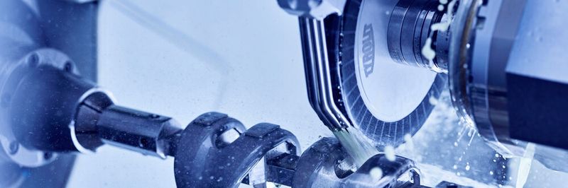 Große Spanräume nehmen den Materialabtrag auf und transportieren ihn ab, ohne dass zusätzlicher Schleifdruck oder gar Spänestau entstehen kann. Das verbessert die Oberflächengüte beim Schleifen künstlicher Kniegelenke.