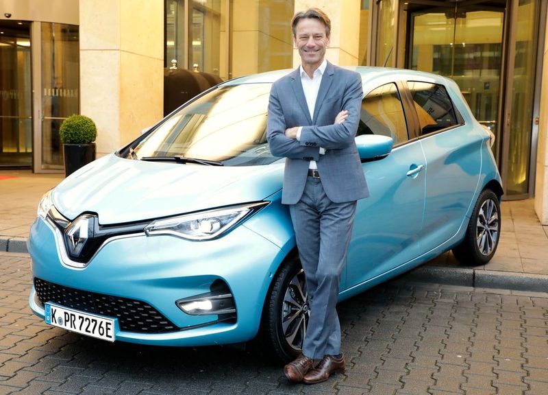 Uwe Hochgeschurtz an einem Renault Zoe.