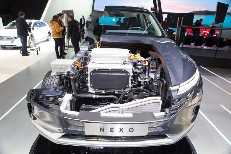 Elektromobilität anders gedacht: Brennstoffzellen nutzen eine elektrochemische Reaktion aus Wasserstoff und Sauerstoff – und liefern so elektrischen Strom. Im Bild: Schnittmodell eines Hyundai Nexo mit Wasserstoff-Brennstoffzellenantrieb.