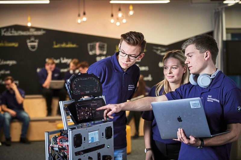 Mit digitalen Lern- und Kollaborations-Plattformen und mobilen „State-of-the-Art“-Endgeräten modernisiert BMW seine Berufsausbildung.