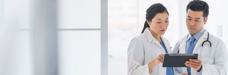 Künstliche Intelligenz (KI) kann Ärzte und Pflegekräfte dabei unterstützen, die wachsende Datenflut zu bewältigen, sie von Routineaufgaben entlasten oder auch die Diagnostik und Therapieentscheidung erleichtern.