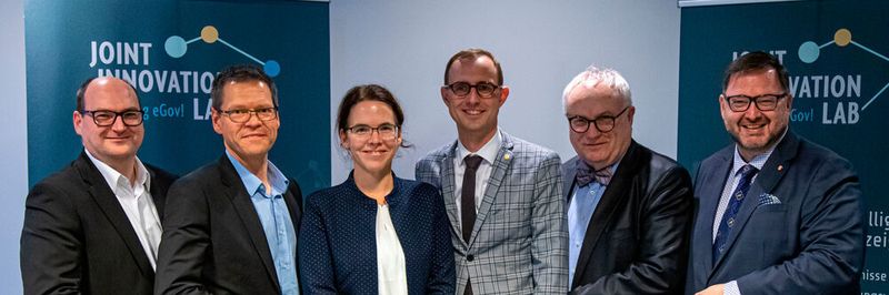 v.l.n.r: Jan Hedtfeld, Leiter Joint Innovation Lab; Rolf Sahre, Vorstands-vorsitzender der MACH AG; Prof. Dr. Moreen Heine, Professorin für eGovernment und Open Data Ecosystems und Leiterin des Joint Innovation Labs; Dirk Schrödter, Chef der Staatskanzlei Schleswig-Holstein; Hans-Henning Lühr, Staatsrat im Finanzressort Hansestadt Bremen; Christian Rupp, Chief Innovation Officer der MACH AG und des Joint Innovation Labs