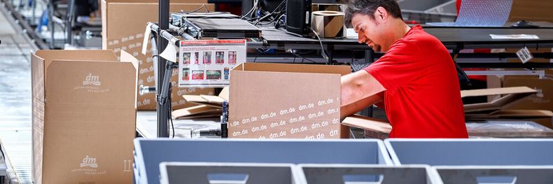 Bei der komplexen E-Commerce-Logistik setzt dm auf den Logistikdienstleister Loxxess.