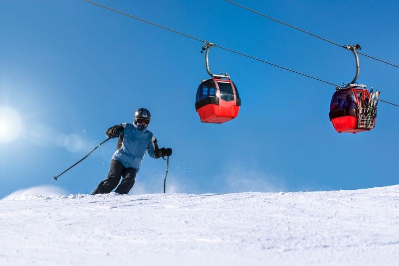 Die Firma Tscharner Technik rüstet Seilbahnen und Skilifte mit Steuerungssystemen aus und setzt dazu auf eine Kombination aus inhouse entwickelter Software und fehlersicheren Steuerungen.
