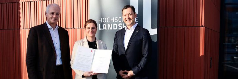 Hochschulpräsident Prof. Dr. Karl Stoffel (links) und Konstantin Ziegler, Dekan der Fakultät Interdisziplinäre Studien (rechts), überreichten Prof. Anne Wiedermann ihre Ernennungsurkunde