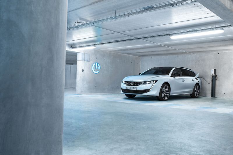 Nicht nur E-Autos, sondern auch Plug-in-Hybride benötigen Strom.