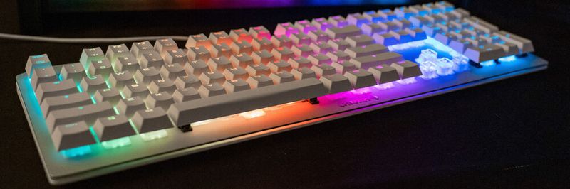 Die Viola-Schalter von Cherry ermöglichen für die Tastenbeleuchtung den Einsatz günstiger SMD-LEDs, die automatisiert direkt auf der Leiterplatte der Tastatur montiert werden können. Das transparente Gehäuseoberteil der Schalter sorgt für eine gleichmäßige Beleuchtung der Tastenkappe.