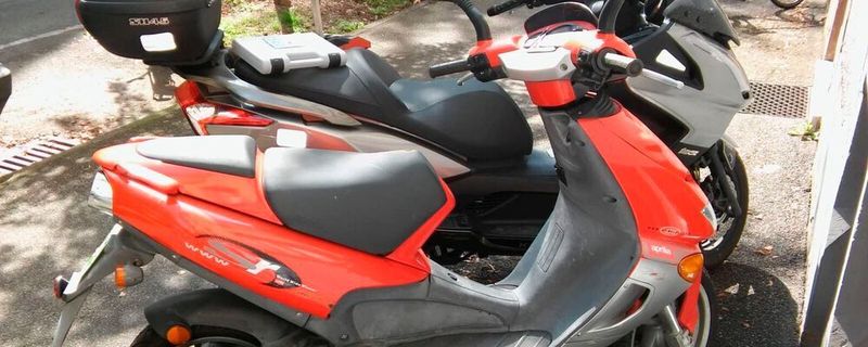 Jugendlichen wird jetzt mit dem AM mit 15 der Einstieg in die 50 cm³-Klasse erleichtert. Im Bidl eine Aprilia SR 50 (Baujahr 1995).