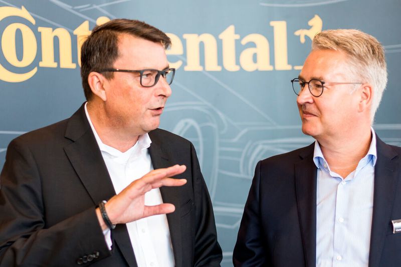 Setzen auf Partnerschaft: Dr. Christof Bönsch, CEO Frimo Group (links), und Christian Nöll, Segmentleiter Automotive, Geschäftsbereich Oberflächenmaterialien, Continental.