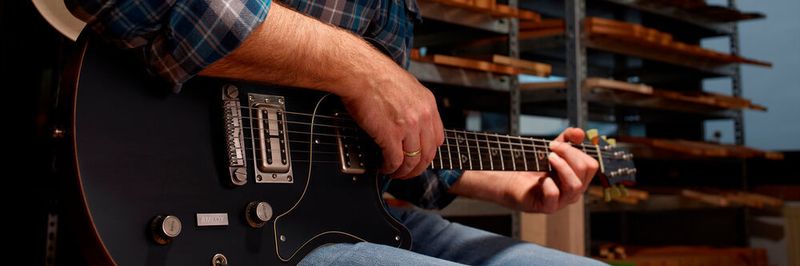 Amorphe Metalle aus dem 3D-Drucker bringen für Nik Hubers Gitarre mehrere Vorteile mit, aber auch für den industriellen Einsatz.