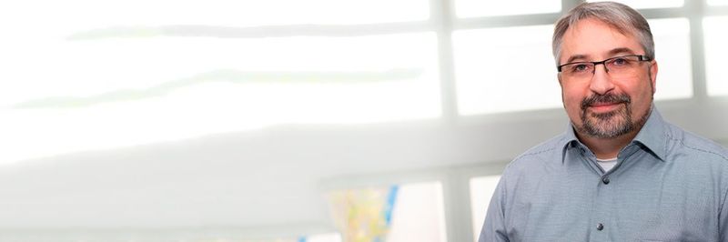 "Obwohl jedes SD-WAN Projekt grundsätzlich ähnliche Strukturen und Abläufe beinhaltet, sind unternehmensspezifische Details und Erfordernisse bei jedem Roll out ganz eigene und neue Herausforderungen", sagt Jonny Beard von T&A Systeme.