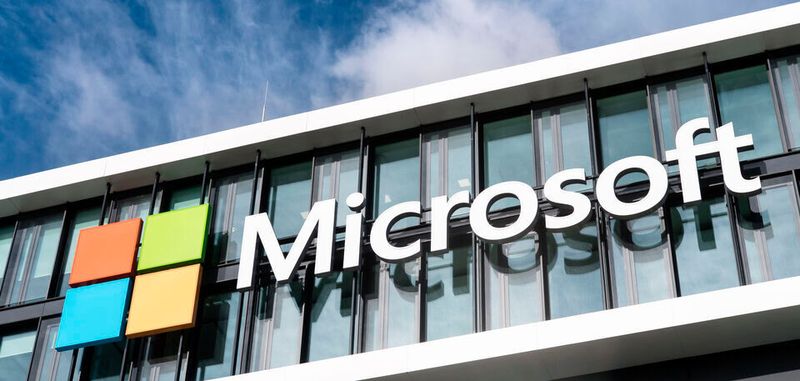Das Logo von Microsoft an der Fassade der neuen Microsoft-Deutschland-Zentrale in München.