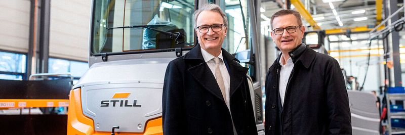 Thomas Fischer, Geschäftsführer von Still, (r.) führte Andreas Rieckhof, Staatsrat für Wirtschaft, Verkehr und Innovation, durch das Still-Werk in Hamburg Billbrook.