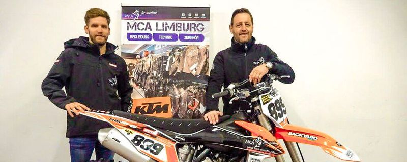 Stefan Schmidt (re.), Chefd des Motorrad Centers Altendiez, bietet dem erfahrenen Motocross-Sportler Nils Gehrke vollen Support in jeglicher Hinsicht.