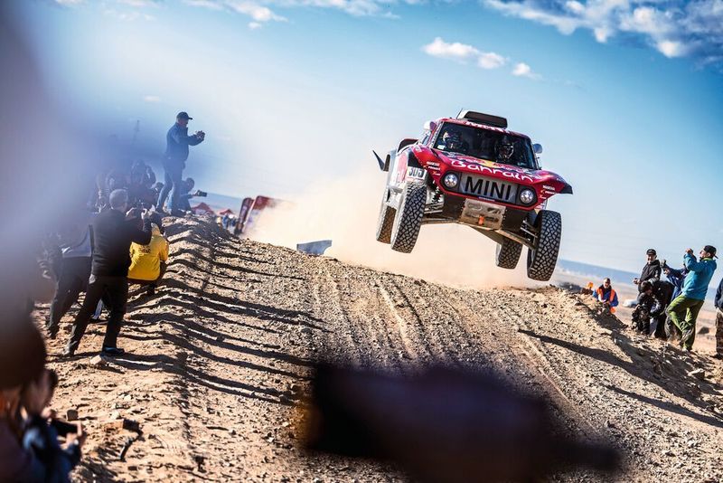Carlos Sainz und sein Co-Pilot Lucas Cruz vom Mini Motorsport-Partner X-raid haben die Rallye Dakar gewonnen.