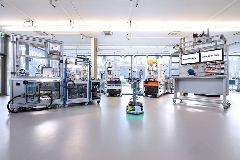 Die Industrie 4.0-Anlage des SmartFactory-KL-Partnerkreises ermöglicht durch ihren modularen Aufbau eine flexible Fertigung.