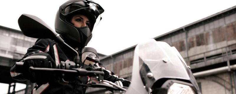 Einmal jährlich lädt das BMW Motorrad Zentrum Dreieich bei Frankfurt Bikerinnen ein zum kostelnosen Schrauberkurs.