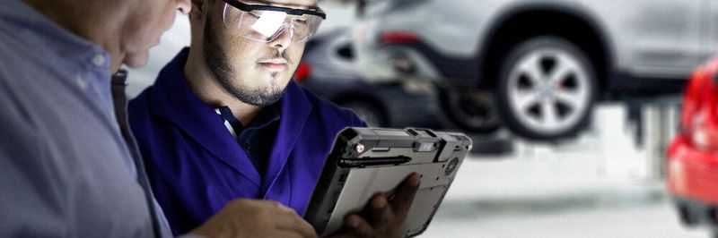 Robuste Mobilgeräte wie dieses Tablet eignen sich für viele Anwendungen in der Automobilindustrie.