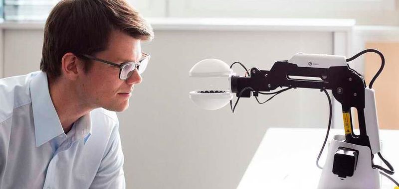 Mittels Schallwellen schwebt die kleine Kugel zwischen den Halbkugeln. Marcel Schuck will aus dem Prototypen einenrobotergesteuerten Ultraschallgreifer entwickeln.