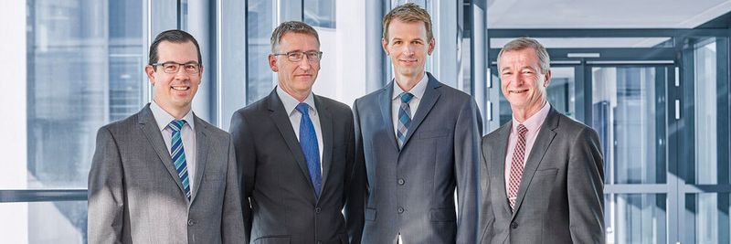 Die Geschäftsleitung von Ulrich Medical um Christoph Ulrich (l.), geschäftsführender Gesellschafter, versichert: „Dank der erfolgreichen Ausrichtung unserer Prozesse nach den MDR-Vorgaben, werden wir unserer Positionierung als langfristig zuverlässiger und internationaler Partner für Endanwender und Händler einmal mehr gerecht. Wir erwarten keinerlei Beeinträchtigungen unserer Lieferfähigkeit.“
