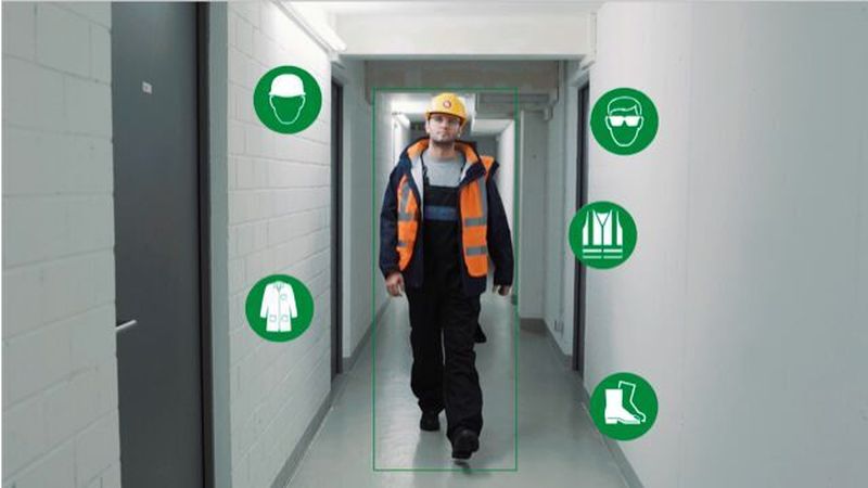 Helm, Schutzbrille, Warnweste, Sicherheitsschuhe – das KI-System erkennt, wenn die vorgeschriebene Bekleidung unvollständig ist.