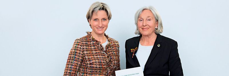 Baden-Württembergs Wirtschaftsministerin Dr. Nicole Hoffmeister-Kraut (links) überreichte am 23. Januar 2020 das von Bundespräsident Frank-Walter Steinmeier verliehene Verdienstkreuz am Bande der Bundesrepublik Deutschland an Renate Pilz.