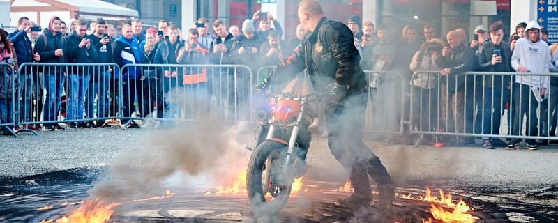 Mit Burnouts im Freigelände wurde dem Bikepublikum am Bodensee mächtig eingeheizt.