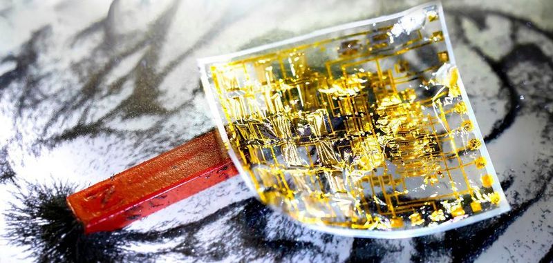 Flexible elektronische Haut mit Magnetsensoren und einer komplexen elektronischen Schaltung, um die Magnetfeldverteilung zu erfassen. Damit haben die Forscher die Grundlage für elektronische Haut gelegt.