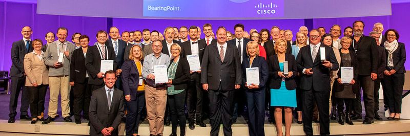 Die Gewinner des eGovernment-Wettbewerbs 2019 zusammen mit dem Schirmherr n des Wettbewerbs Helge Braun auf der großen Bühne des bcc in Berlin