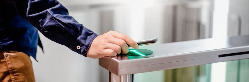 Die neue App-basierte onTouch-Zutrittskkontrolllösung für Smartlocks eignet sich vor allem für Orte mit hohem Verkehrsaufkommen. Dank der kurzen Zu- und Auftrittszeiten lassen sich Staus an Türen oder Drehkreuzen vermeiden.