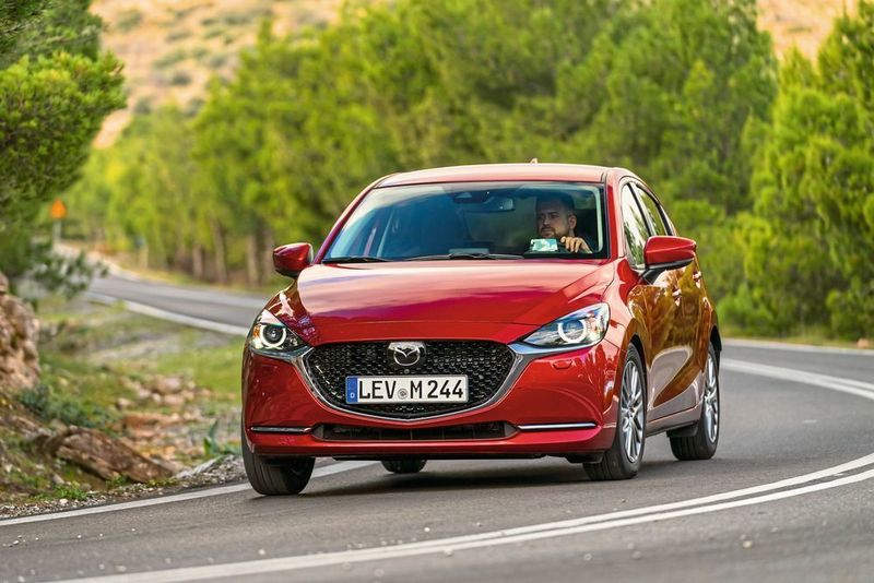 Der Mazda 2 ist seit 2015 in der dritten Generation erhältlich. Jetzt hat Mazda seinem Kleinwagen ein so genanntes Facelift spendiert.
