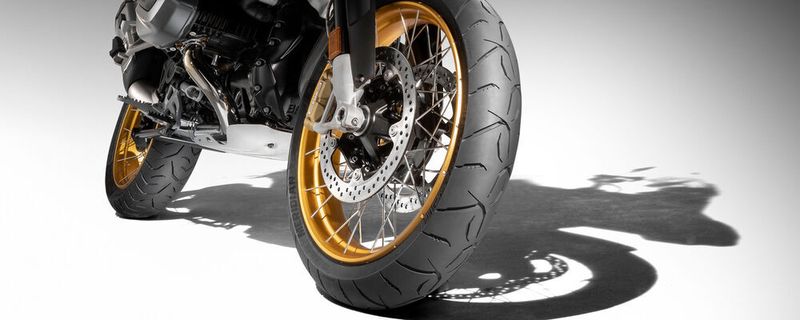 Der ausschließlich für das Reiseenduro-Segment entwickelte Meridian bietet auf trockenen und nassen Straßen hervorragende Performance.
