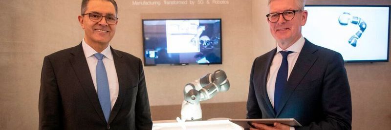 Sami Atiya, Leiter des ABB-Geschäftsbereichs Robotik und Fertigungsautomation, und Ericsson-CEO Börje Ekholm besuchen die 5G-Robotik-Demo beim World Economic Forum 2020 in Davos.