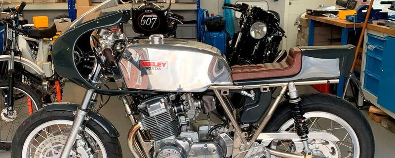 Premiere für die 18. Bremen Classic Motorshow: Erstmals stellt in den Bremer Messehallen die Customizer-Community aus. Unter den 40 Motorrädern ist auch René Tollkühns umgebaute 1977er Seely-Honda CB 750 Four.