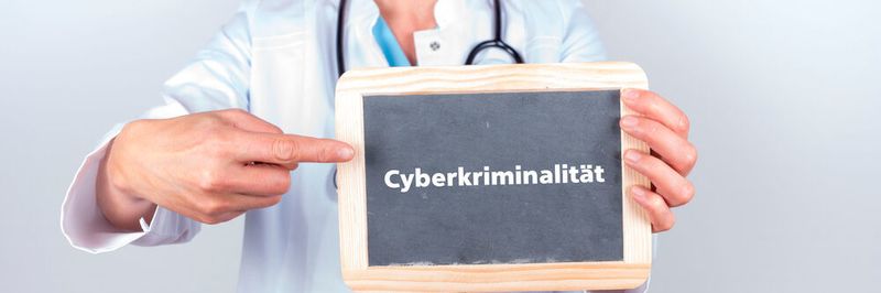 Cyberkriminelle nutzen häufig gefakte eMails und damit den menschlichen Faktor, um im Gesundheitswesen Schaden anzurichten.