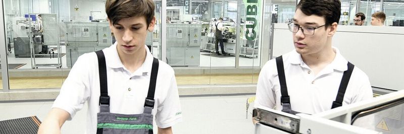 Für Auszubildende wie Benjamin Marek (links) und Jonas Bocklet bietet das Schaeffler-Ausbildungszentrum in Schweinfurt modernste Arbeitsplatz- und Lernkonzepte.