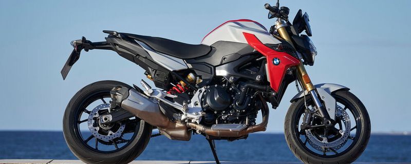 Die F 900 R ist zwar weiterhin ein Roadster, tritt aber deutlich selbstbewusster auf die BMW F 800 R.
