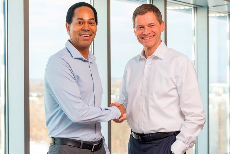 Kim Fausing, Präsident und CEO von Danfoss (rechts) und Craig Arnold, Vorstandsvorsitzender und CEO von Eaton (links)